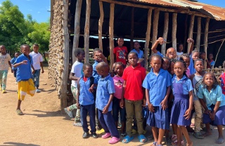 Kinder in der Schule in Mosambik
