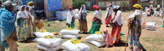 Menschen erhalten in Äthiopien Lebensmittelpakete.
