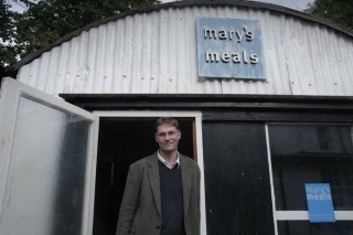 Magnus MacFarlane-Barrow vor seiner Hütte in Dalmally.