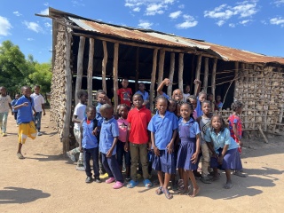 Kinder vor Schule Mosambik