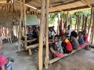Schule unter Dach Mosambik